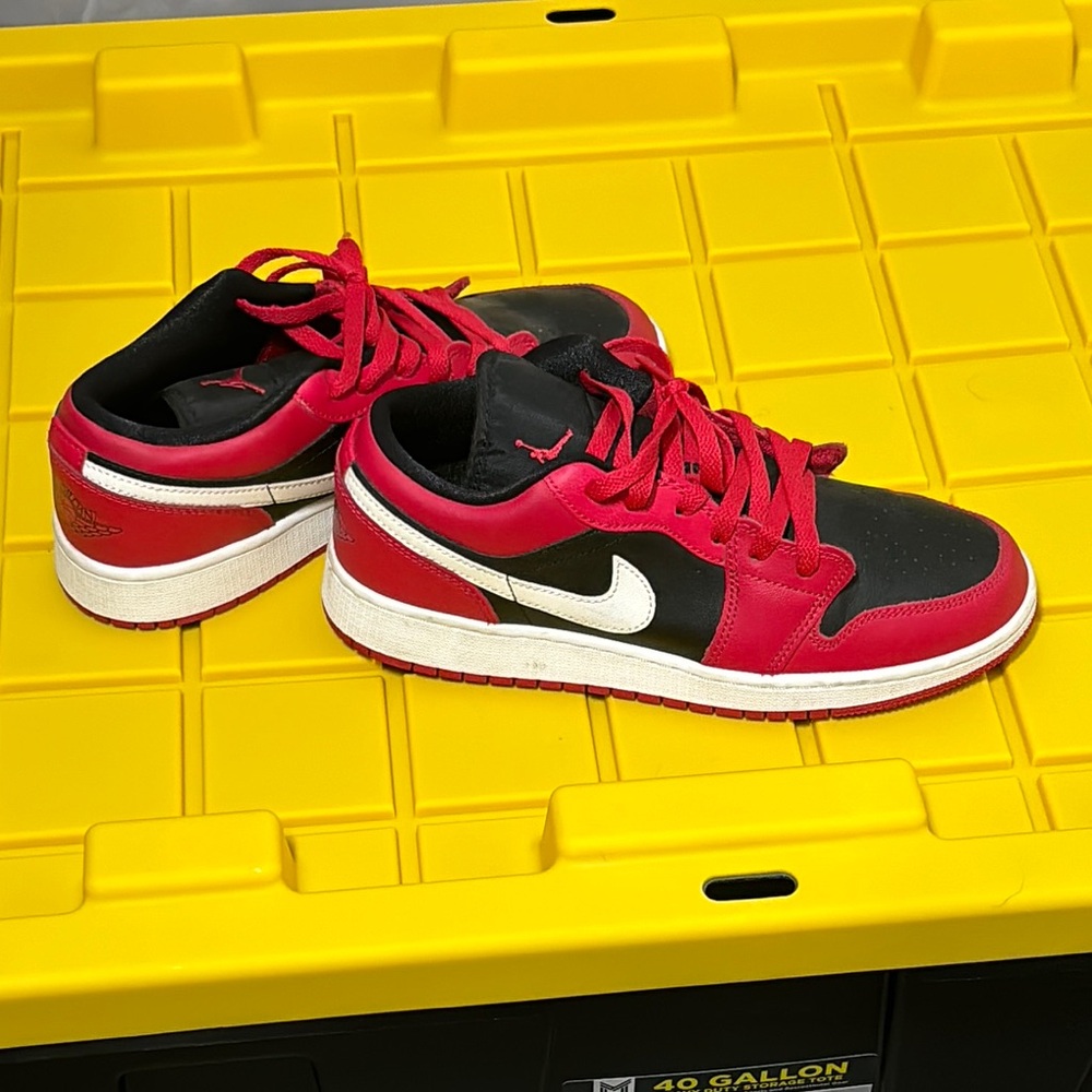 Jordan 1 Low Rise Kids Red/Black Basketball Shoes